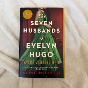 The Seven Husbands of Evelyn Hugo by - Green Cover